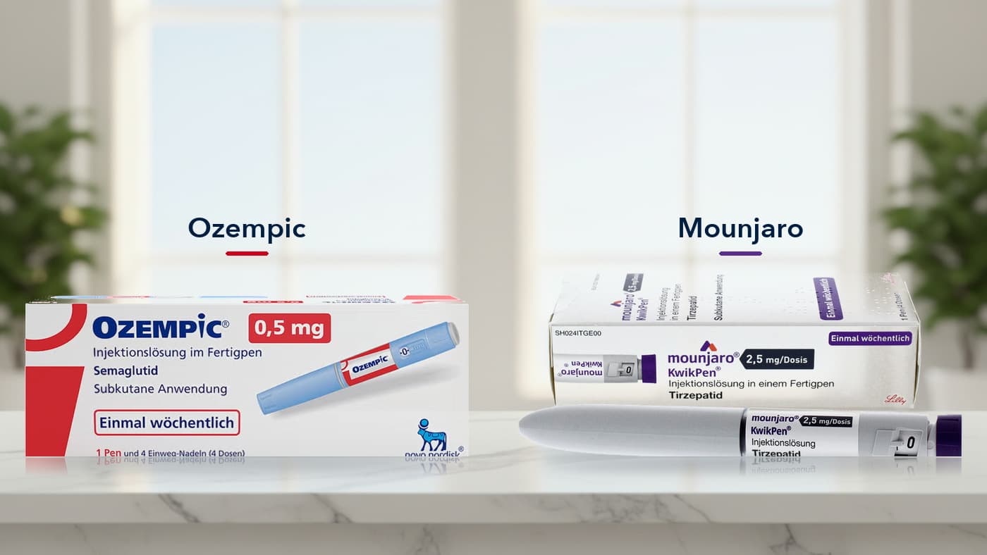 Ozempic en Mounjaro naast elkaar op een marmeren aanrecht, verpakking en pen per middel